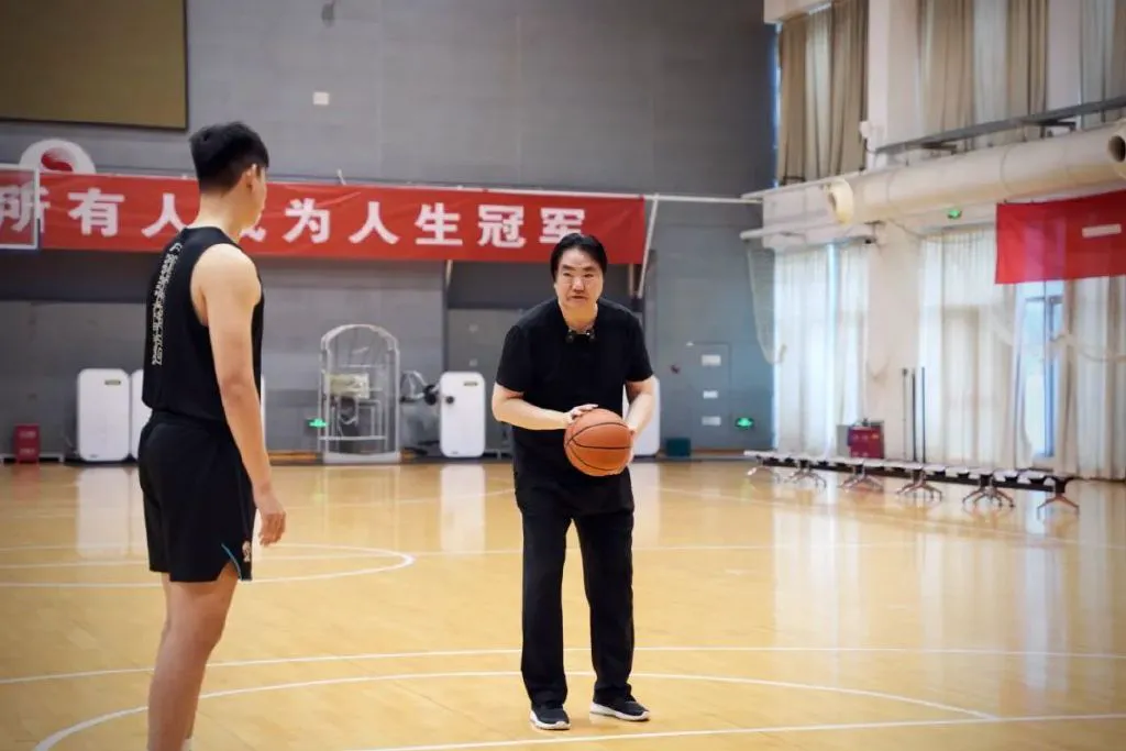 如何安排篮球主力的赛季前训练_1